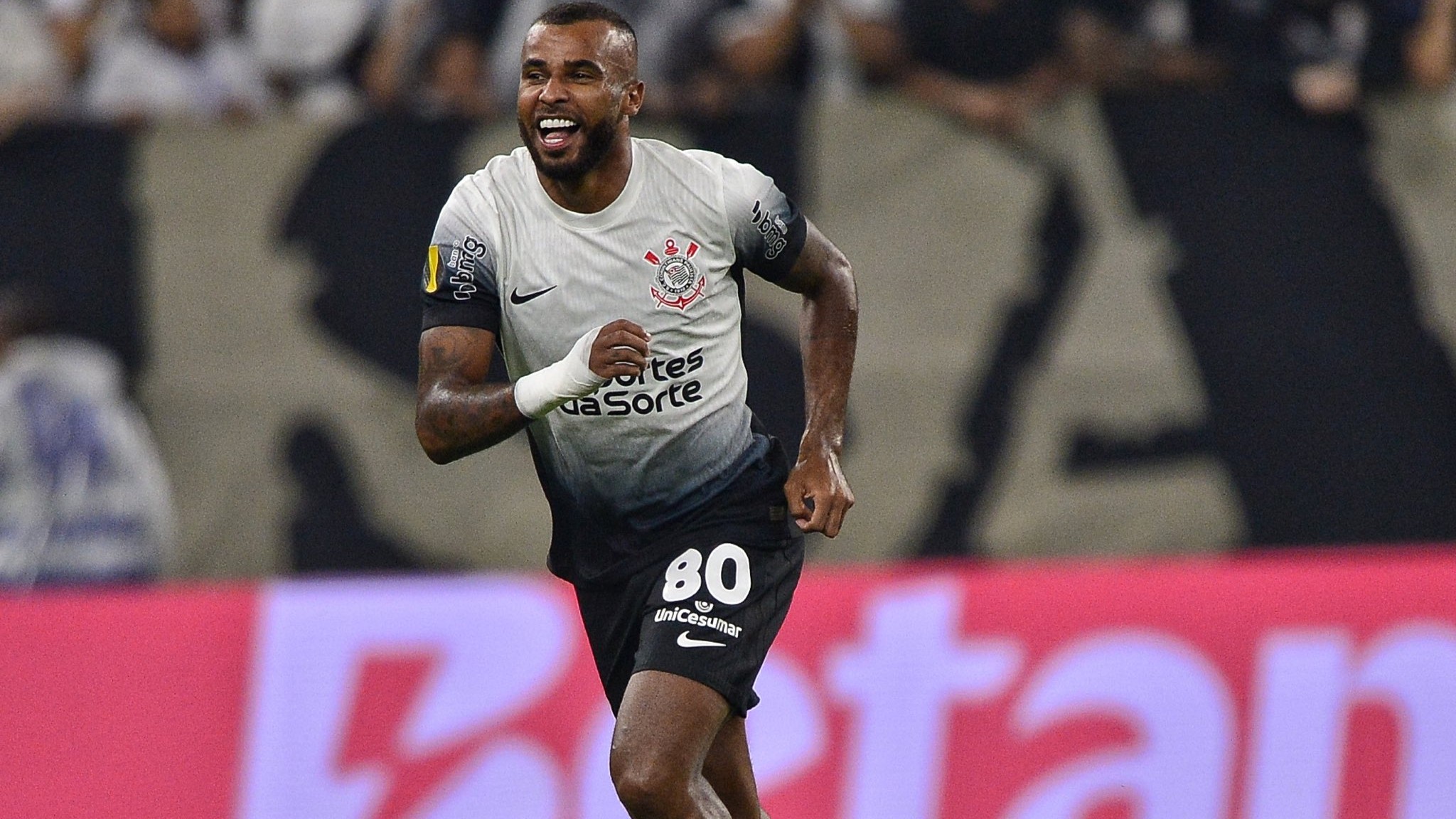 Aléx Santana marcou pela primeira vez pelo Corinthians contra o Água Santa