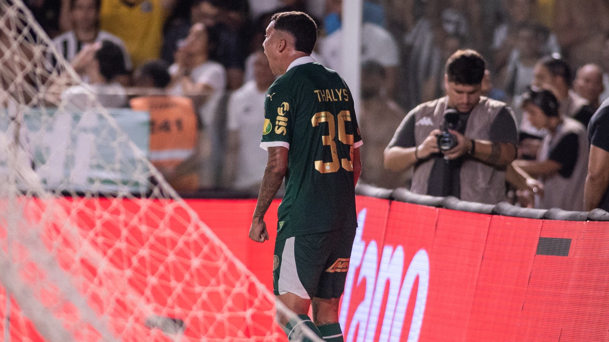 Garoto Thalys se torna importante e marca pelo Palmeiras no clássico contra o Santos