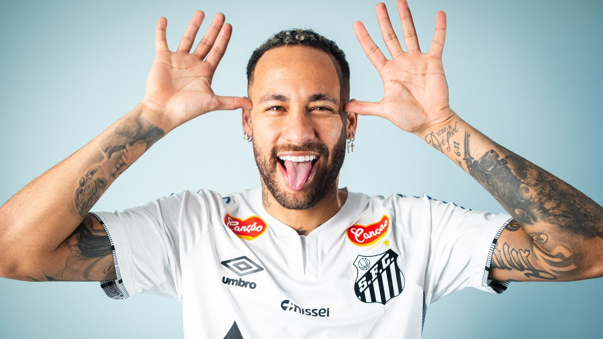 Neymar já posa para fotos com a camisa do Santos