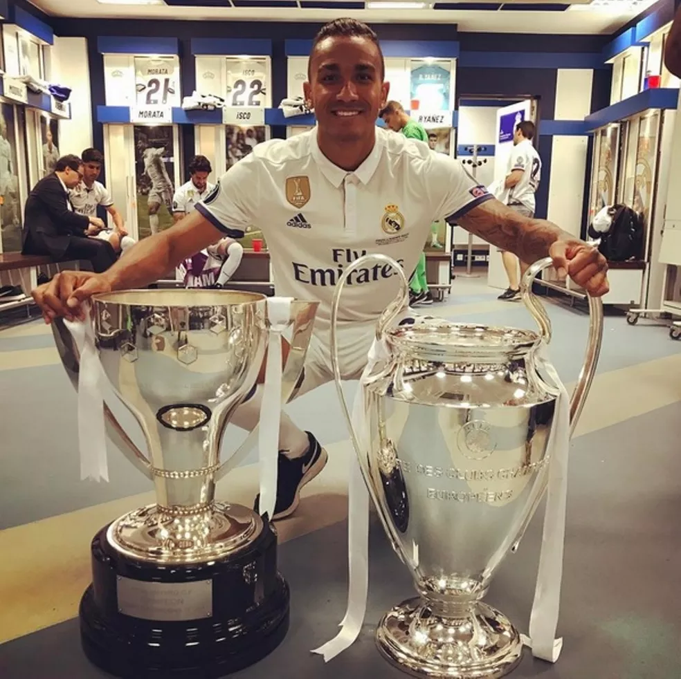 Danilo, em comemoração de bicampeonato da Champions com o Real Madrid