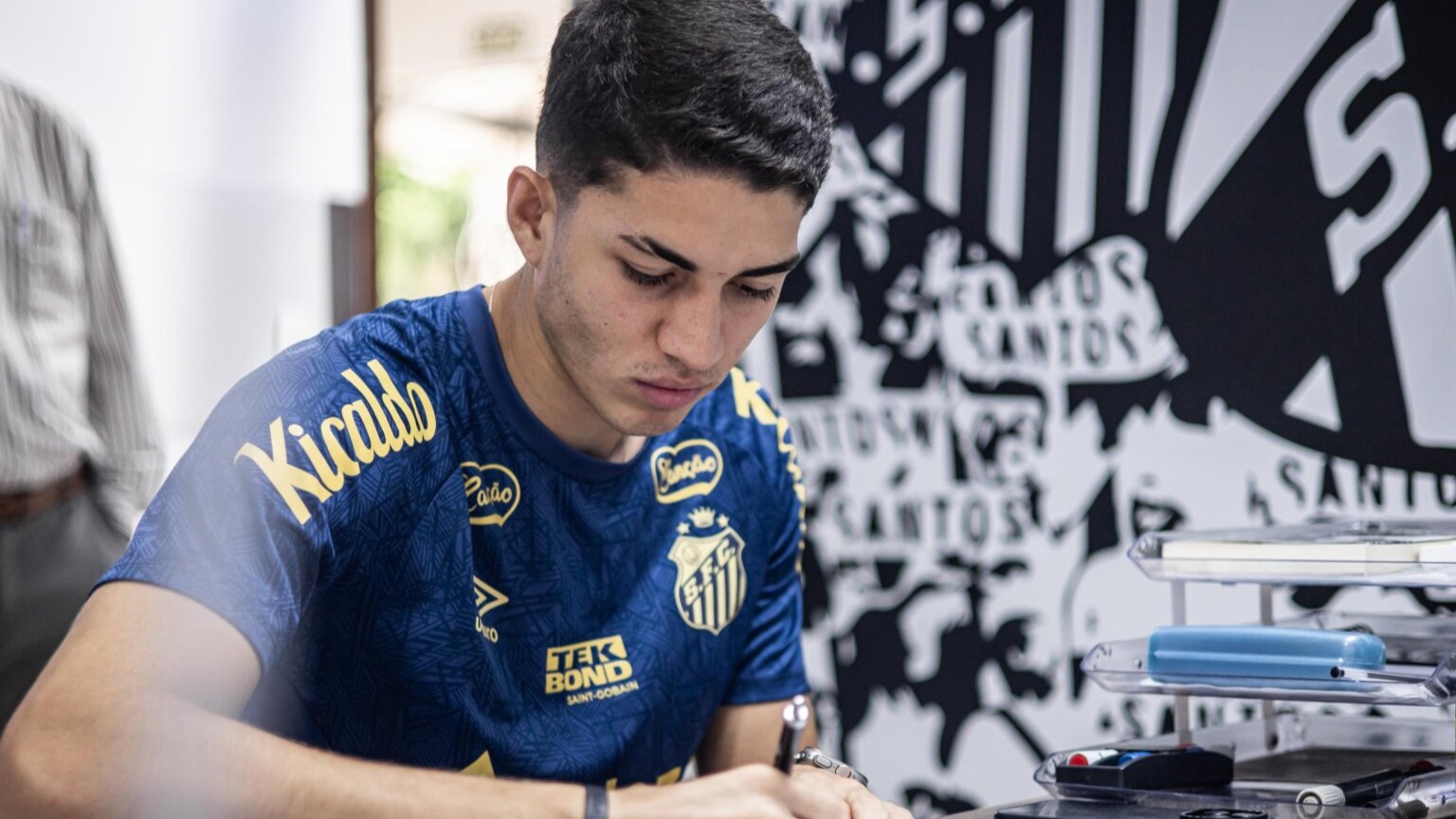 Botafogo e Santos acertam transferência do zagueiro Jair