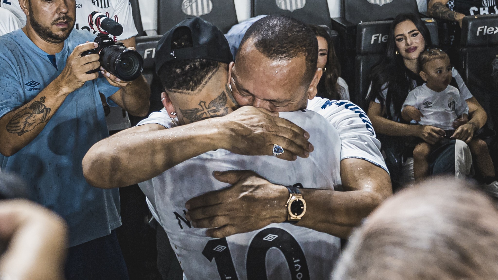 Neymar deu forte abraço no pai em sua apresentação no Santos