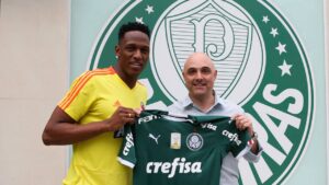 Yerry Mina visitou o Palmeiras anos depois de ser campeão brasileiro