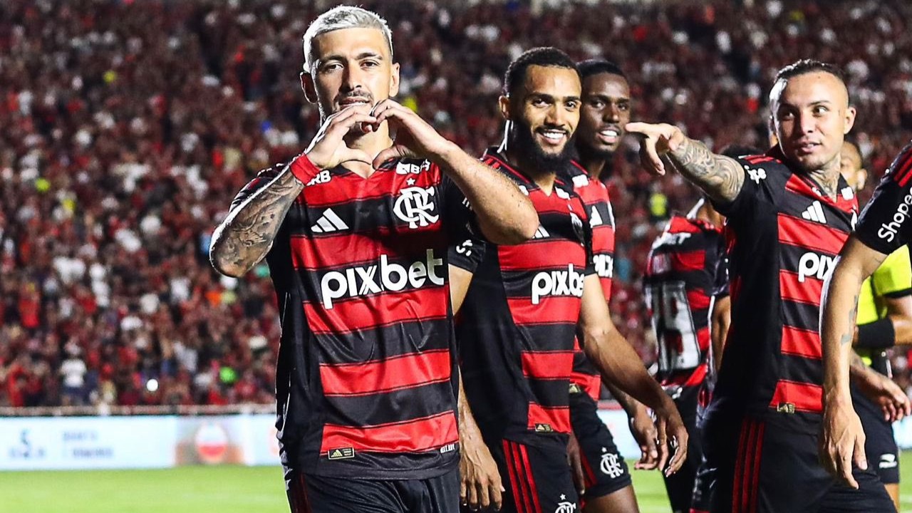 Arrascaeta, com a camisa 10 e faixa de capitão, marcou um dos gols do Flamengo sobre a Portuguesa-RJ