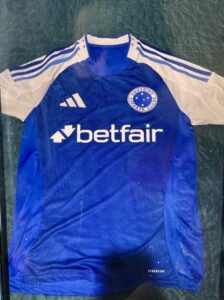 Nova camisa do Cruzeiro vaza nas redes sociais
