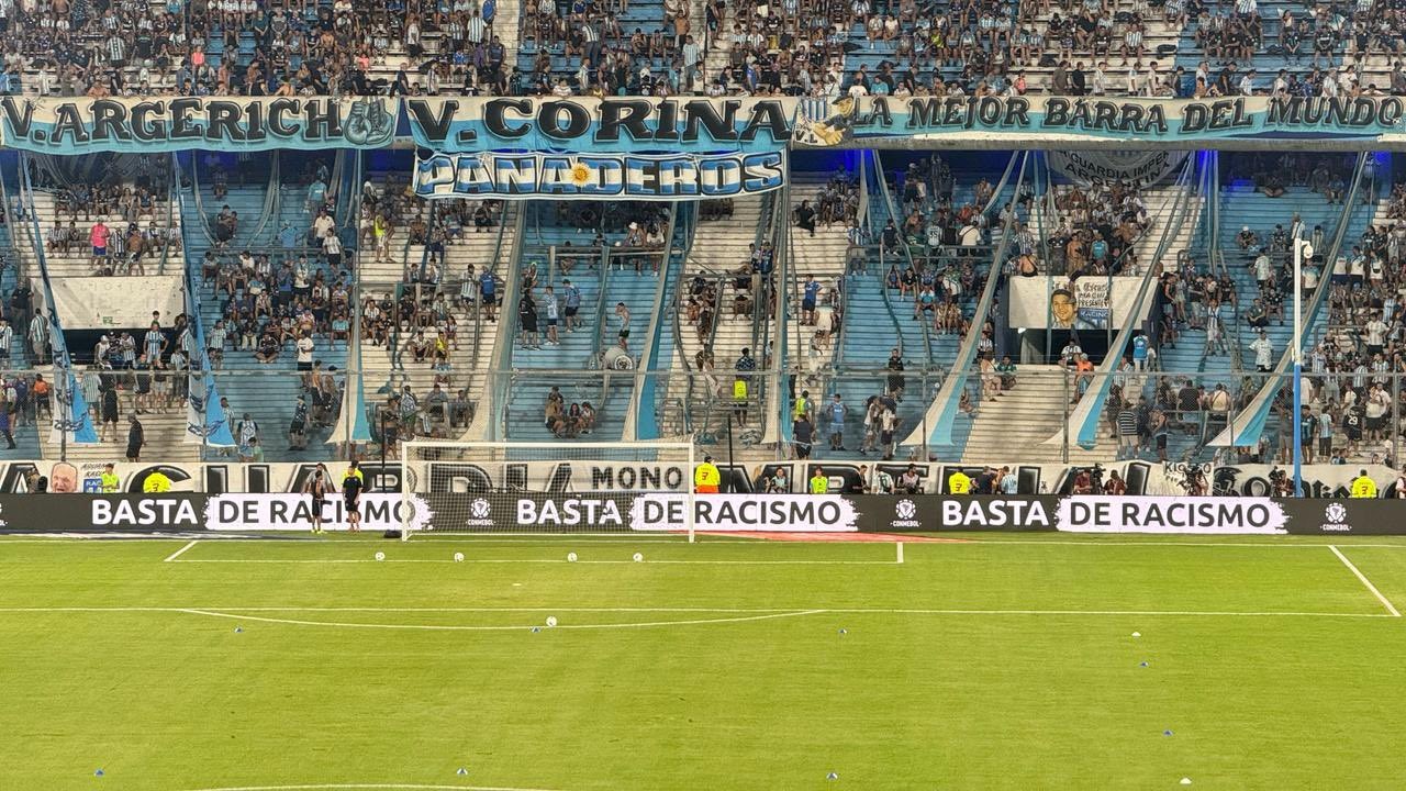 Faixa da torcida do Racing, em jogo contra o Botafogo, não tem cunho racista