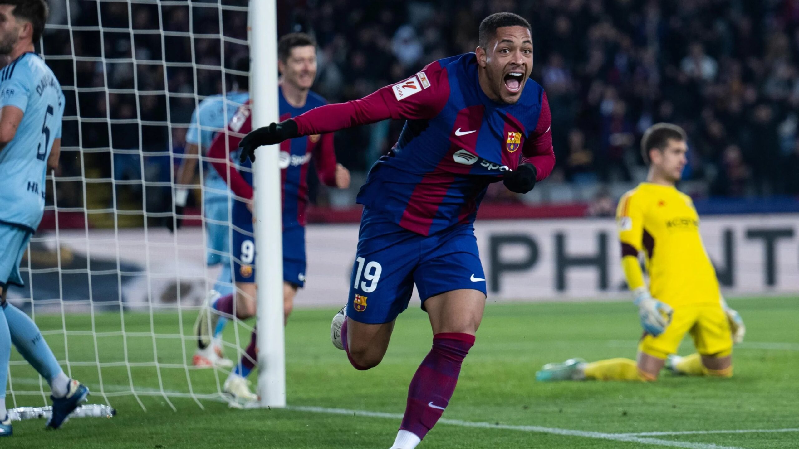 Vitor Roque com a camisa do Barcelona