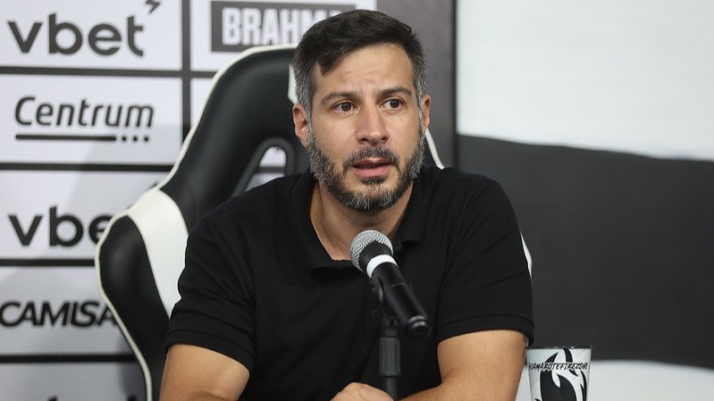 Diretor de Gestão Esportiva, Alessandro Brito, na apresentação de Jair.