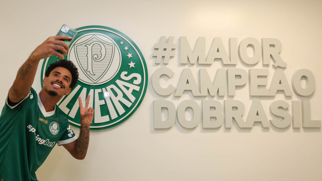 Lucas Evangelista chega ao Palmeiras após 5 anos no Bragantino