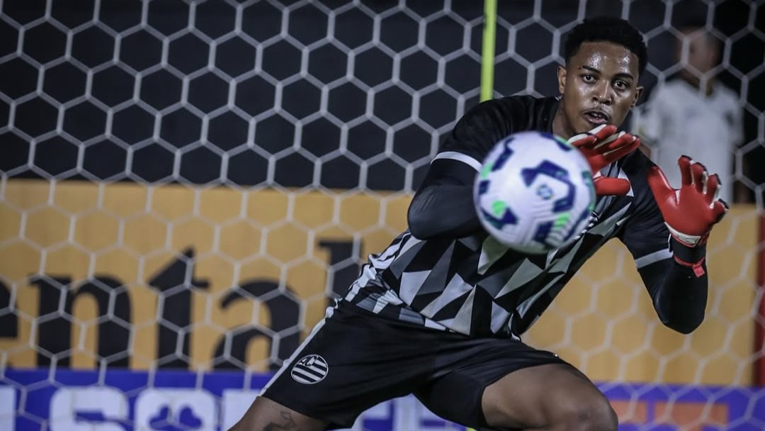 Diego Vitor, goleiro do Ahtletic, comete falha bizarra em duelo contra o Grêmio