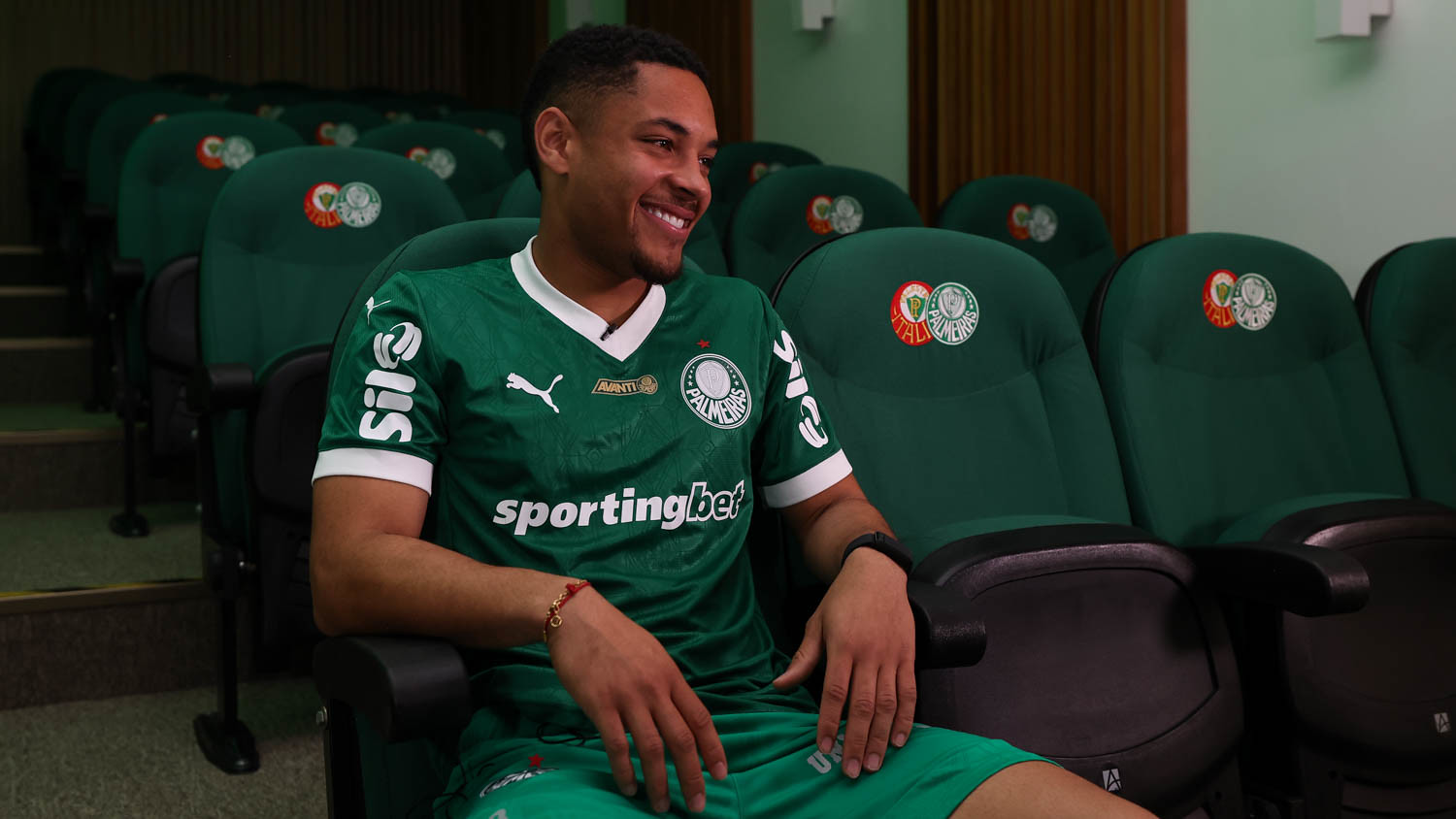 Vitor Roque 'obriga' o Palmeiras a fazer mudança no elenco