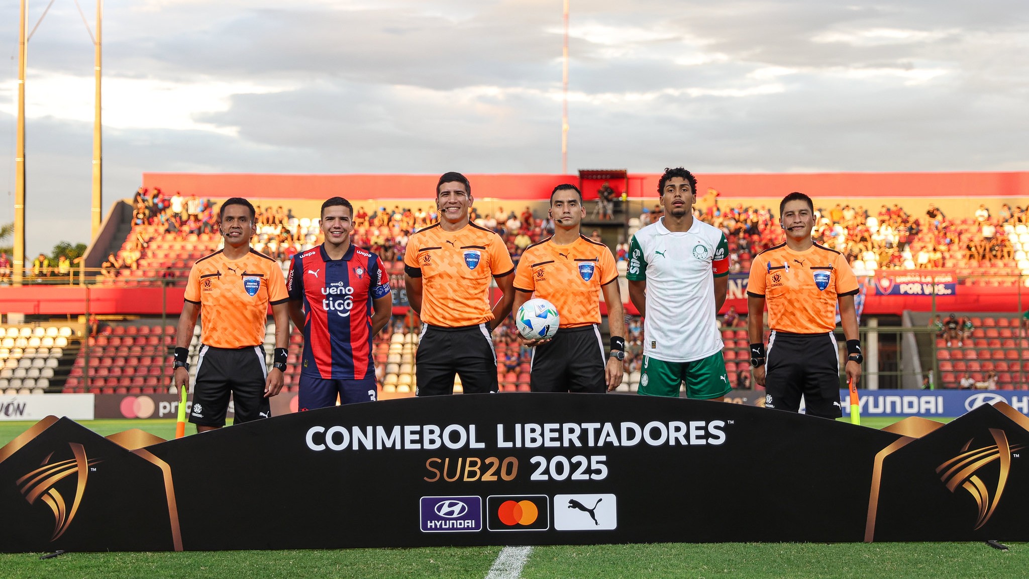 Atacante do Palmeiras, vítima de ato racista em jogo contra o Cerro Porteño, pela Libertadores Sub-20, recebe apoio dos rivais Corinthians e São Paulo