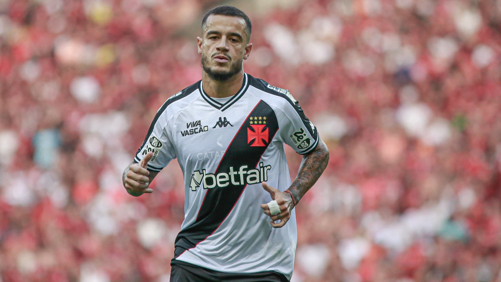 Vasco divulga boletim médico de Philippe Coutinho após dores no clássico