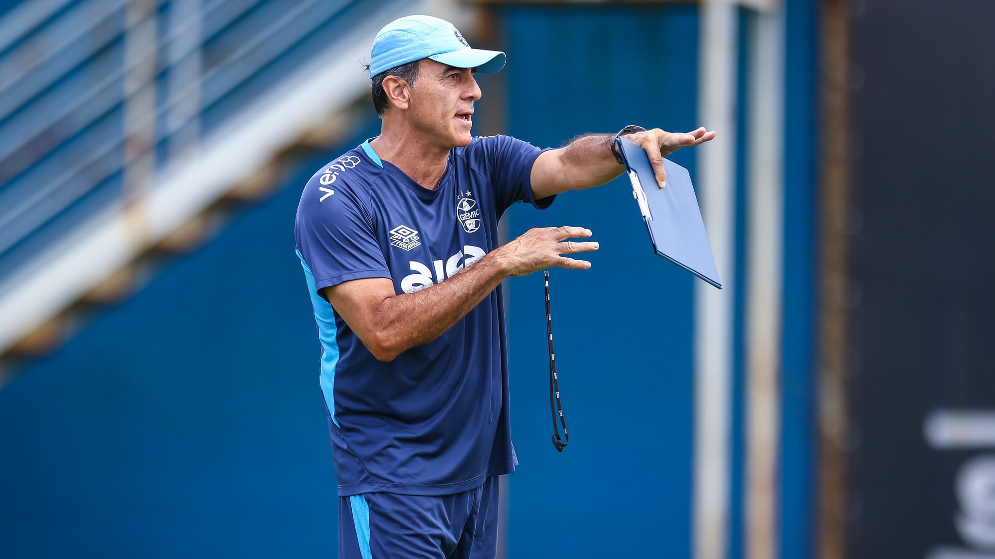 Gustavo Quinteros, do Grêmio, sofre punição por soco em jogador do Juventude