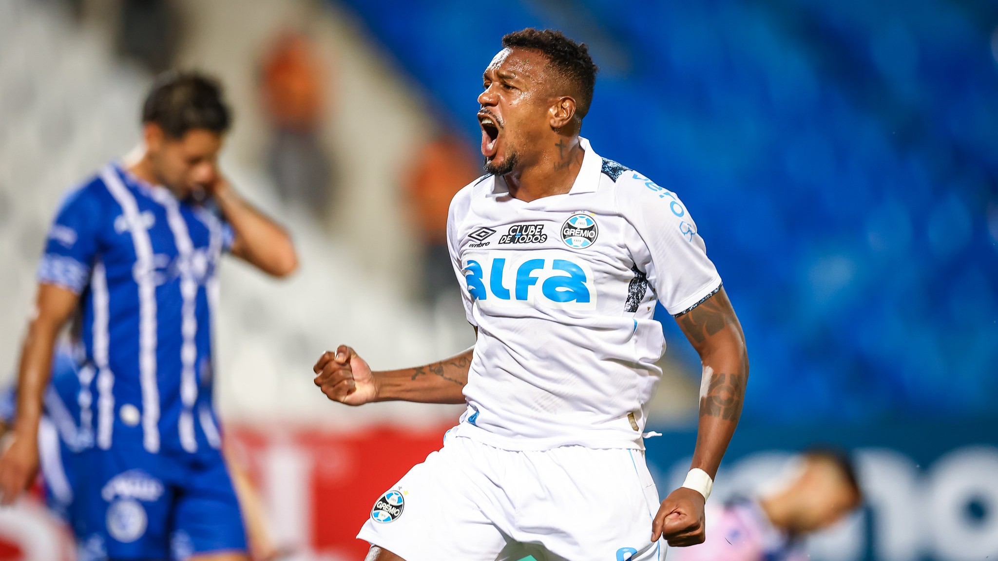 Hoje no Grêmio, Edenilson entra com ação judicial contra maior rival