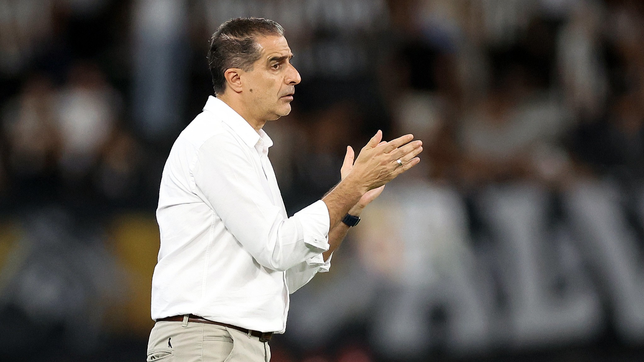 Renato Paiva mostra dedo do meio em gol importante do Botafogo