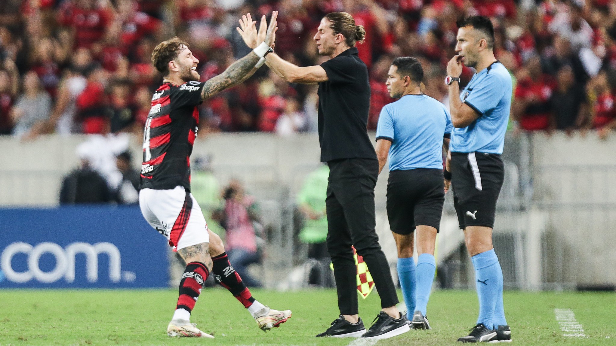Léo Pereira e Filipe Luís comemoram gol da classificação do Flamengo na Libertadores
