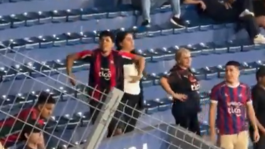 Torcedor do Cerro Porteño faz gesto racista em direção a torcida do Palmeiras