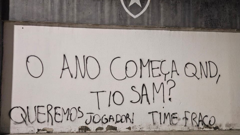 Torcedores do Botafogo picham muros do Estádio Nilton Santos