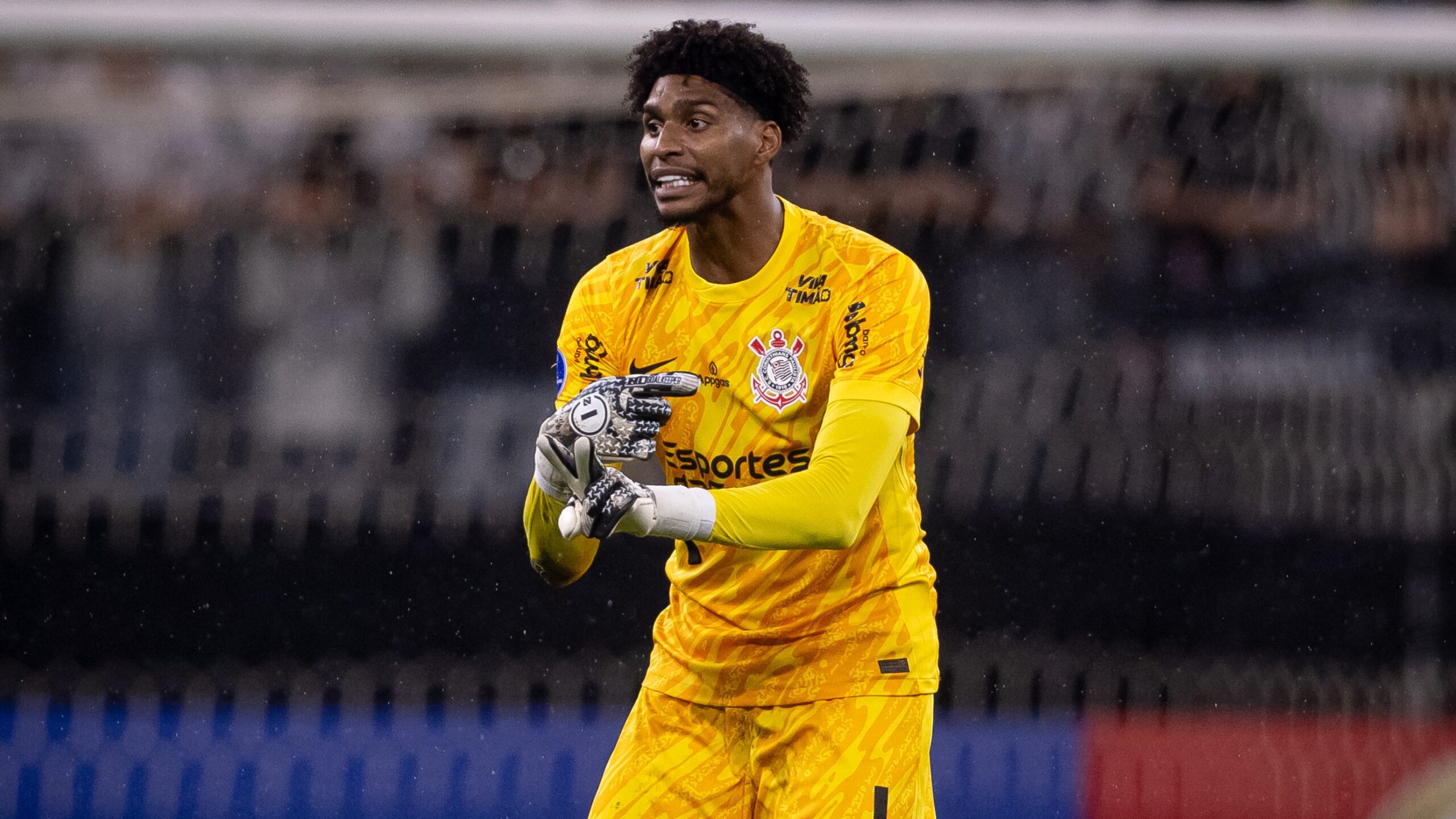 Hugo Souza 'manda indireta' para colega de Corinthians após novo tropeço