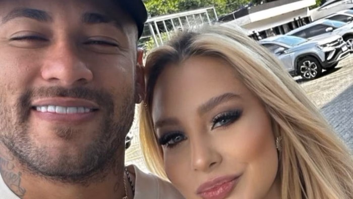 Neymar vira 'tiete' de influencer em vídeo