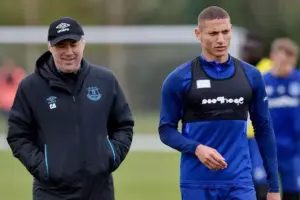 Ancelotti e Richarlison trabalharam juntos no Everton
