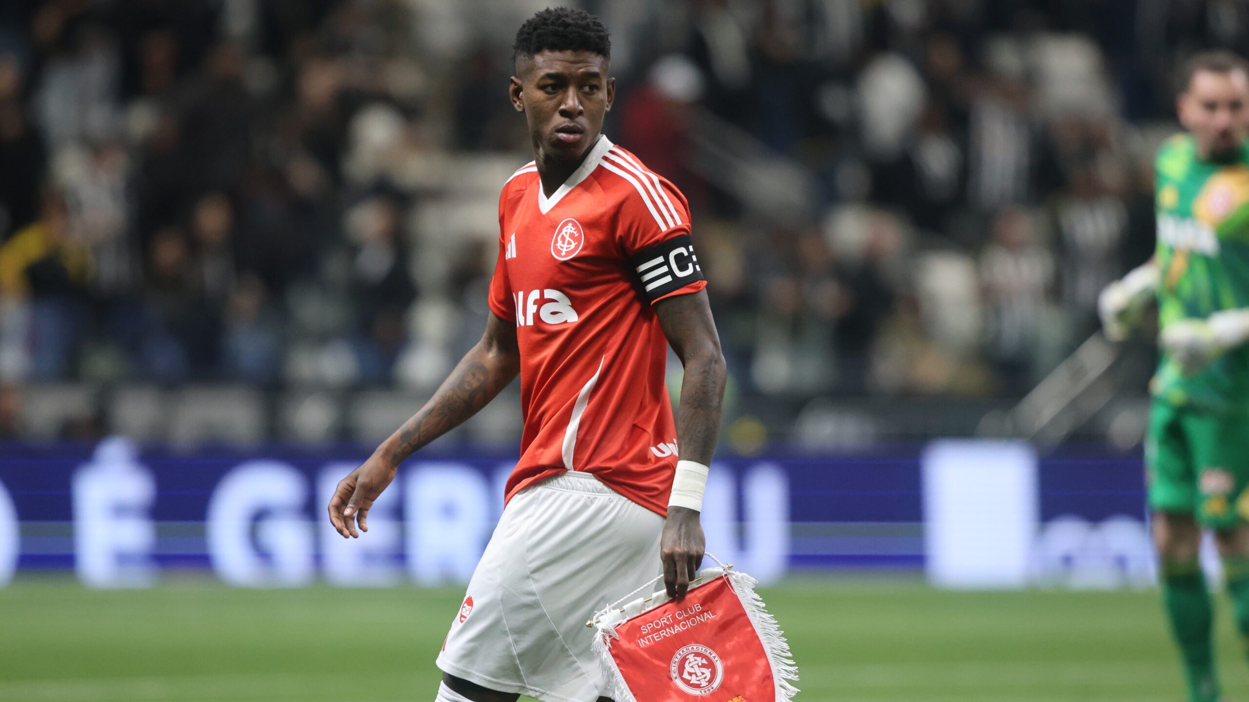 Vitão atrai interesse de mais clubes europeus e pode deixar o Internacional
