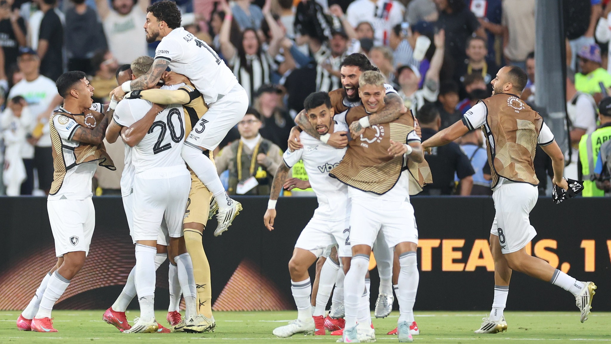"Porrada histórica", diz jornal argentino sobre vitória do Botafogo sobre o PSG