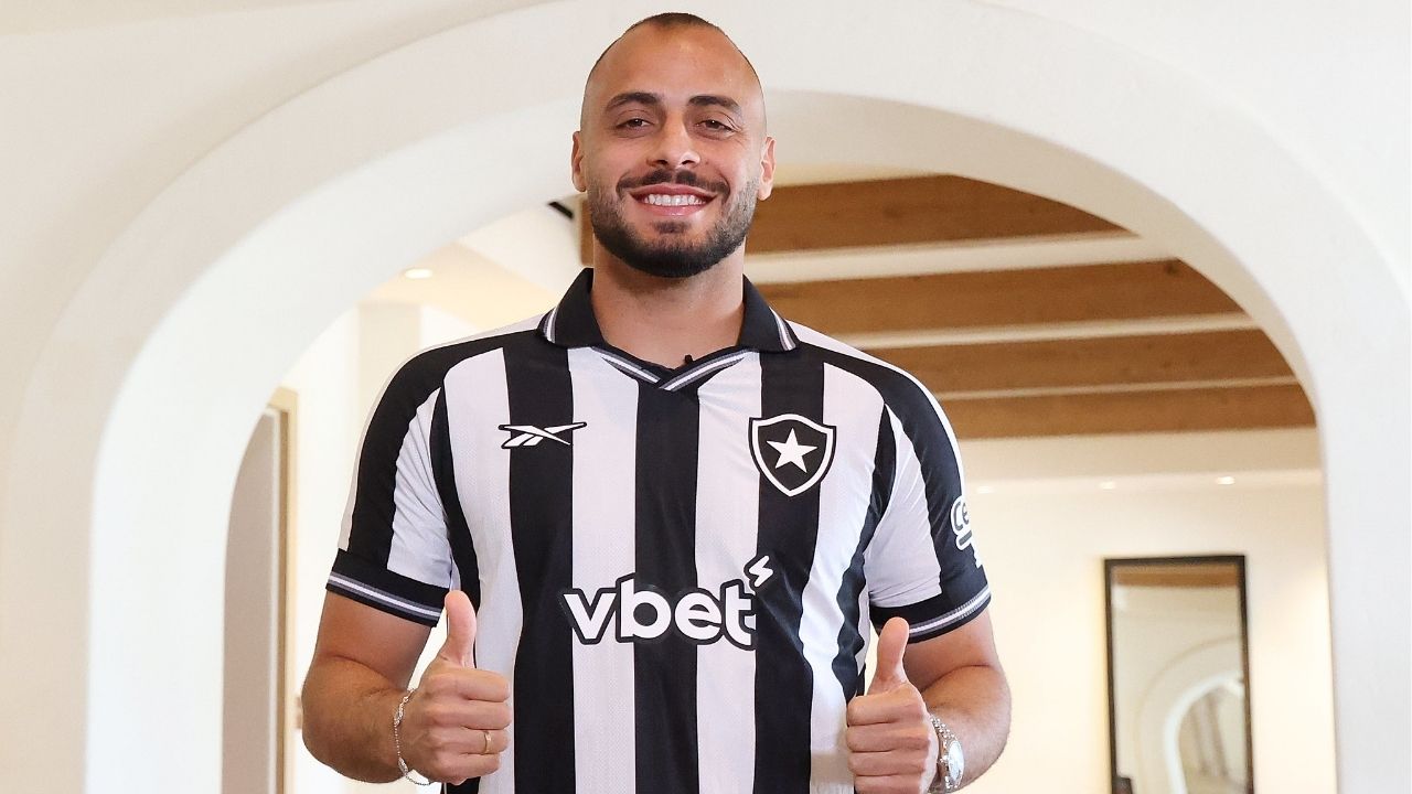 Arthur Cabral chega do Benfica para o Botafogo em definitivo até o fim de 2028 (Foto: Vítor Silva/Botafogo)