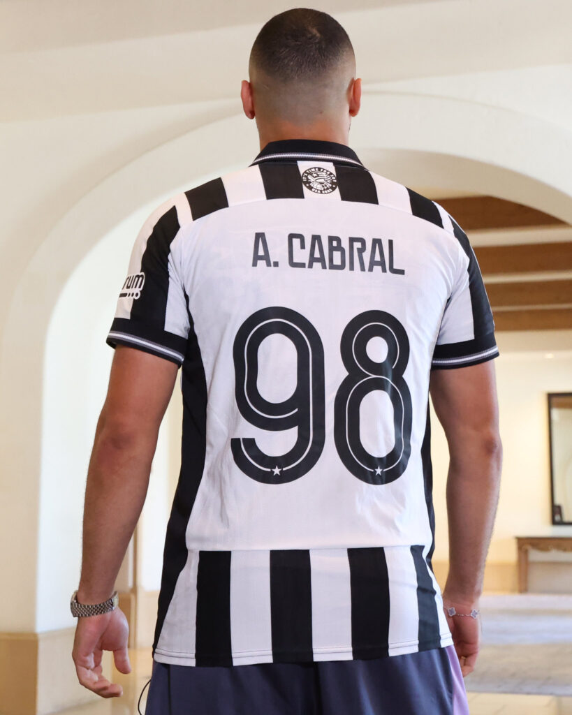Arthur Cabral estava no Benfica de Portugal e chega em definitivo ao Botafogo (Foto: Vítor Silva/Botafogo)