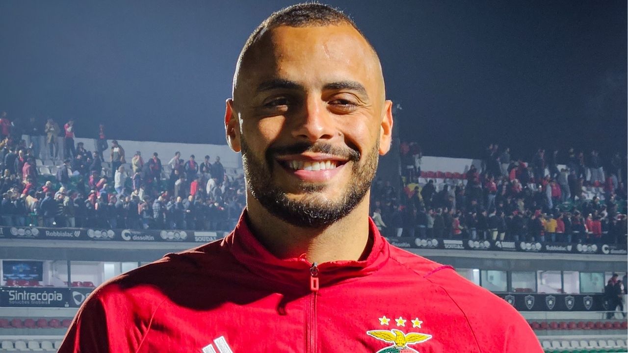 Atacante fechou vínculo de três anos e meio com o Botafogo (Foto: Divulgação/Benfica)