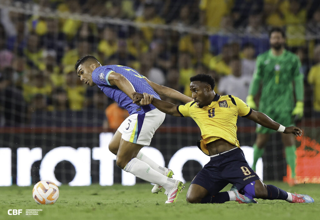 Casemiro em campo no empate contra o Equador (Foto: Rafael Ribeiro/CBF)