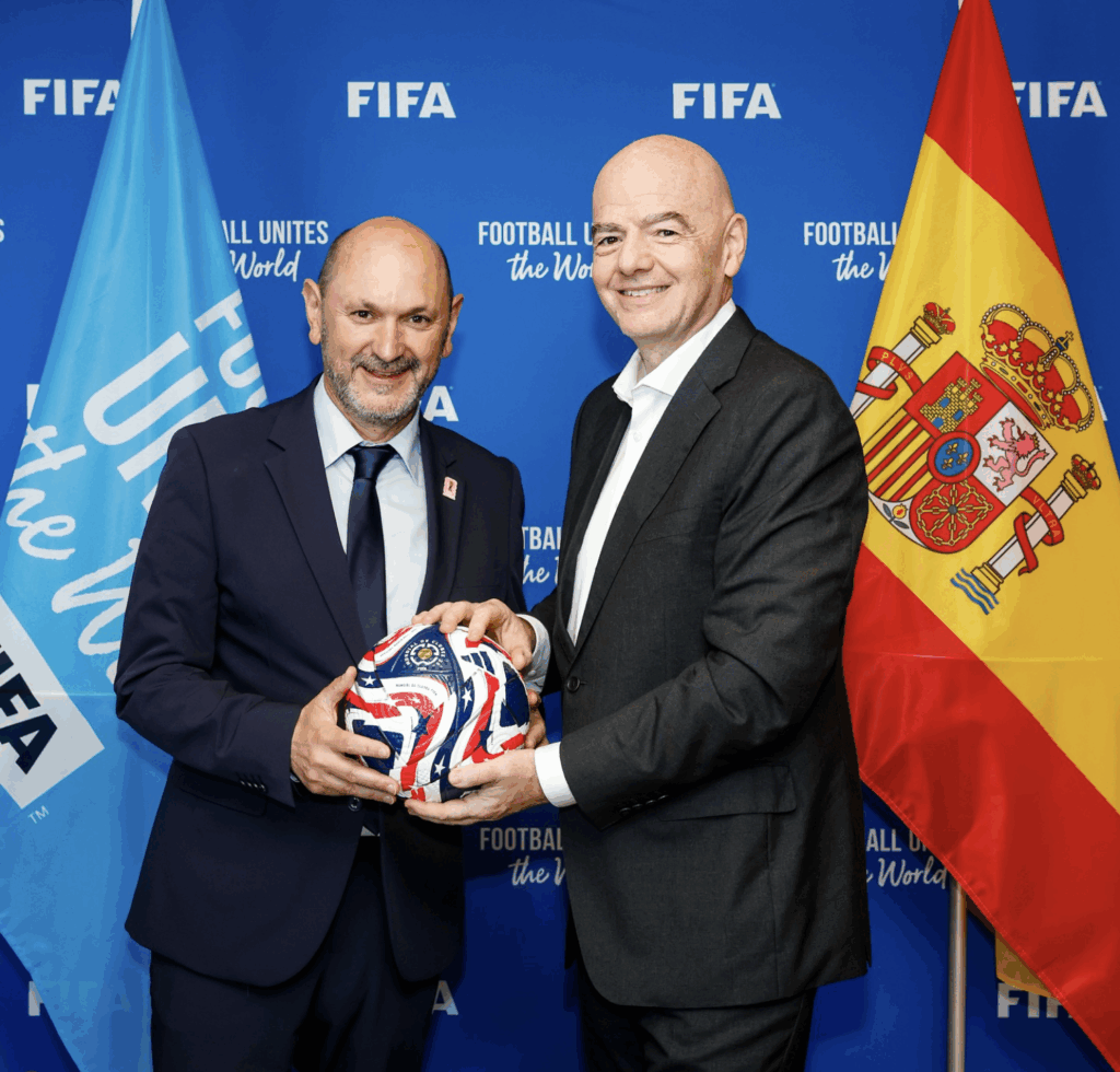 Presidente da Fifa, Gianni Infantino, ao lado do presidente da federação espanhola, Rafael Louzán (Foto: Divulgação Fifa)