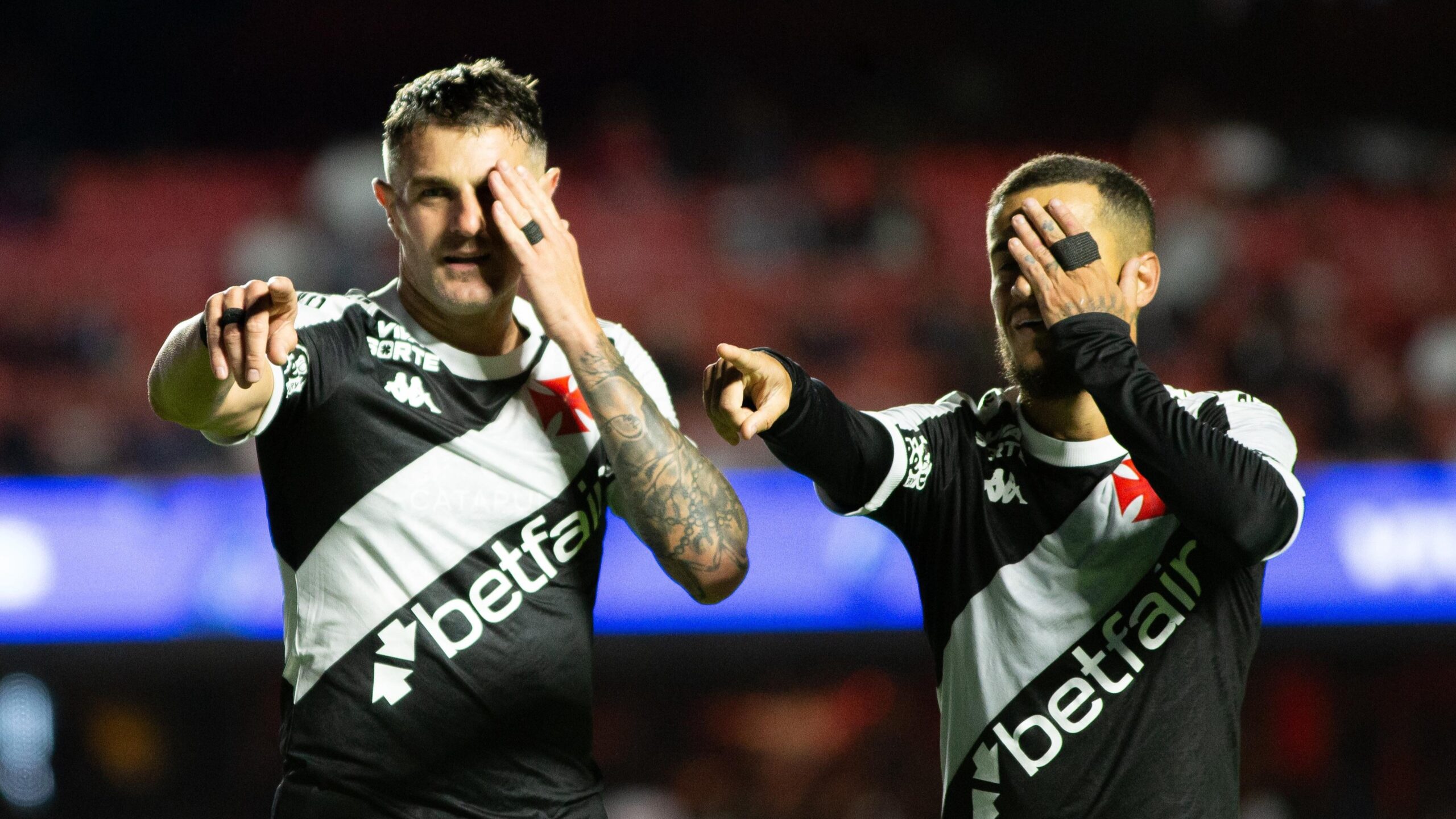 Vegetti e Coutinho celebram terceiro gol do Vasco sobre o São Paulo no Morumbis