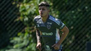 Isaac, em ação durante treinamento do Atlético em 2023, quando serviu ao profissional - Pedro Souza/Atlético