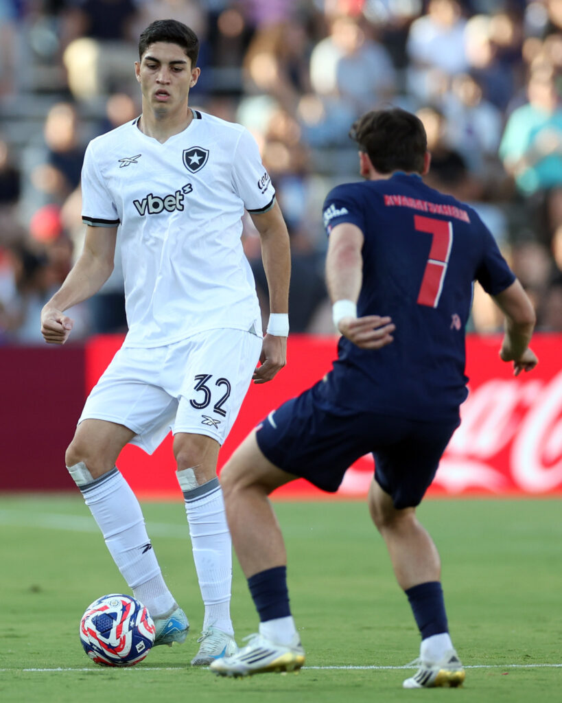 Jair em duelo com Kvaratskhelia na vitória sobre o PSG (Foto: Vítor Silva/Botafogo)