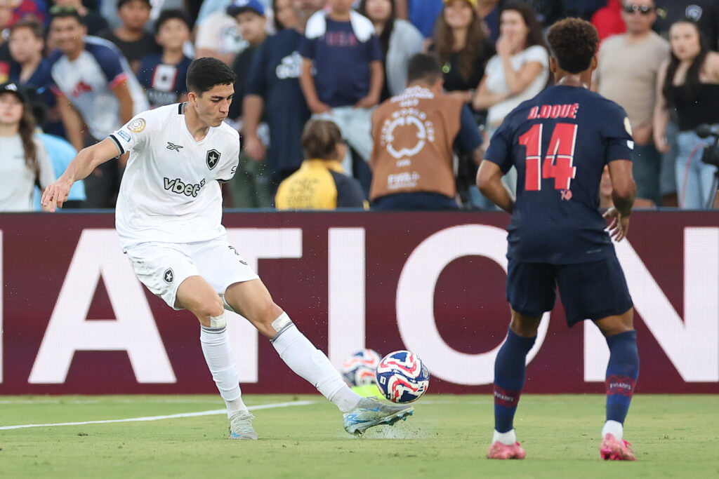 Jair foi um dos destaques da vitória sobre o PSG (Foto: Vítor Silva/Botafogo)