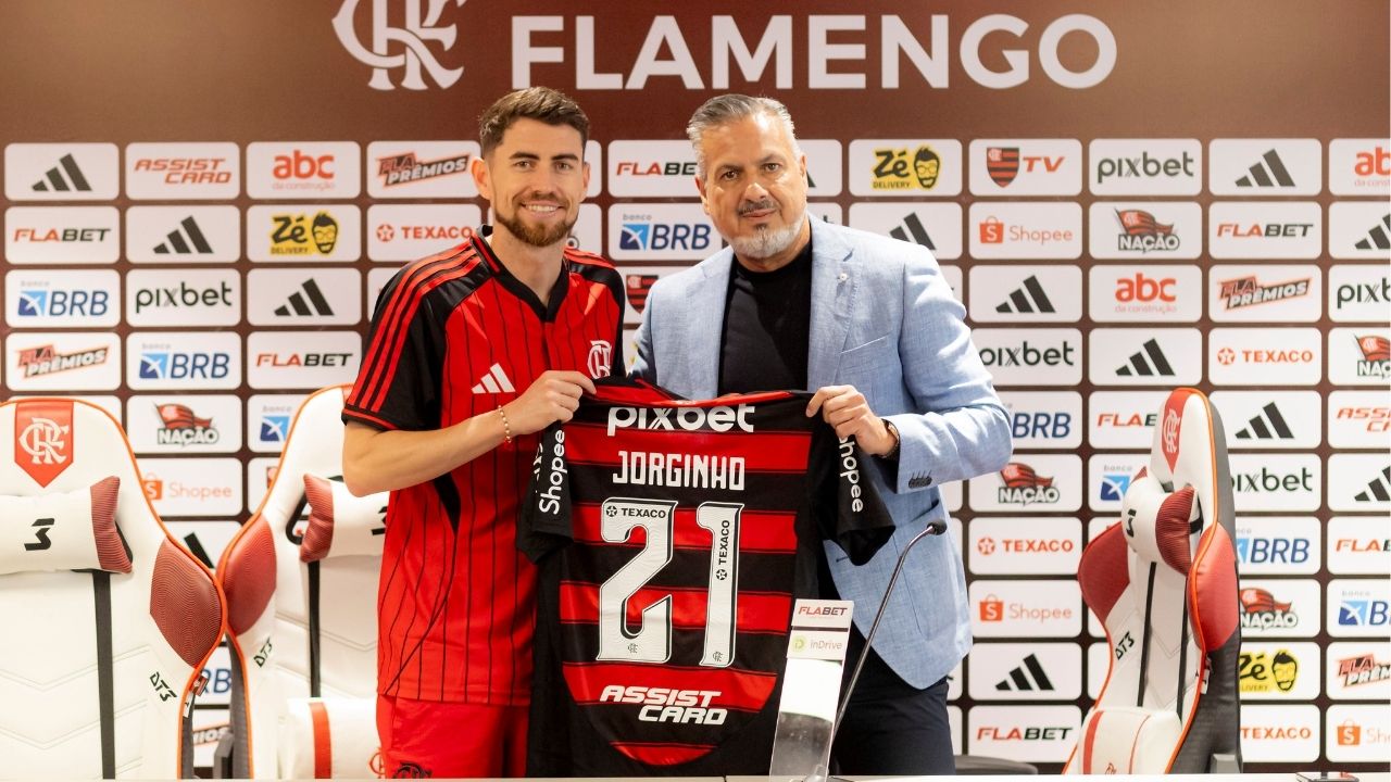 Jorginho escolheu jogar com a camisa 21 do Flamengo (Foto: Adriano Fontes/Flamengo)