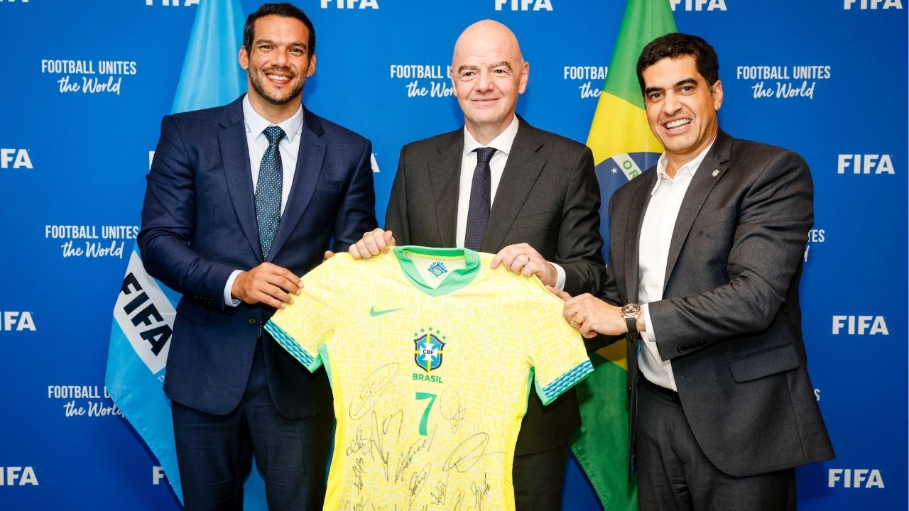 O presidente da CBF, Samir Xaud e o vice-presidente Gustavo Dias entregam camisa a Gianni Infantino (Foto: Divulgação/Fifa)