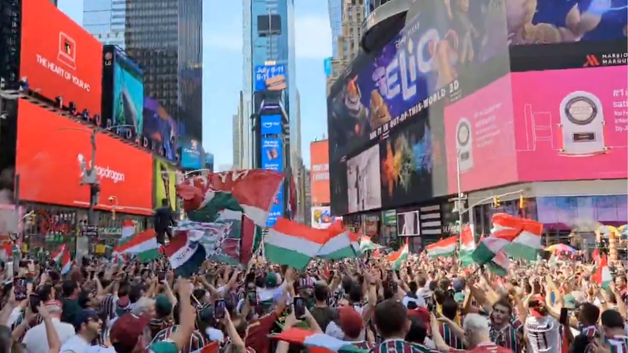 Torcida do Fluminense na Times Square (Foto: Reprodução/Twitter/@liberta___depre)