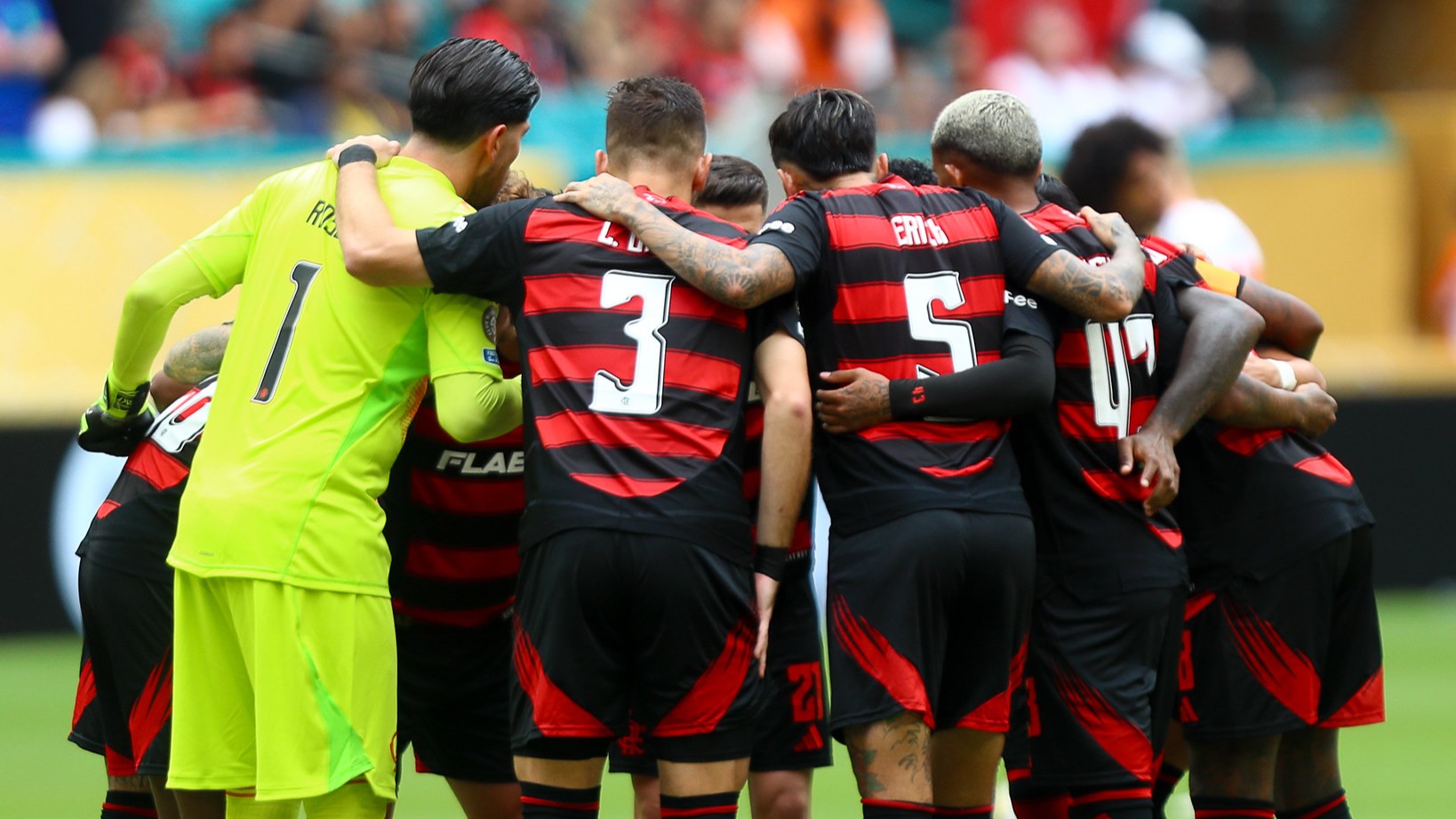 Erick Pulgar, do Flamengo, volta ao Brasil com fratura no pé direito