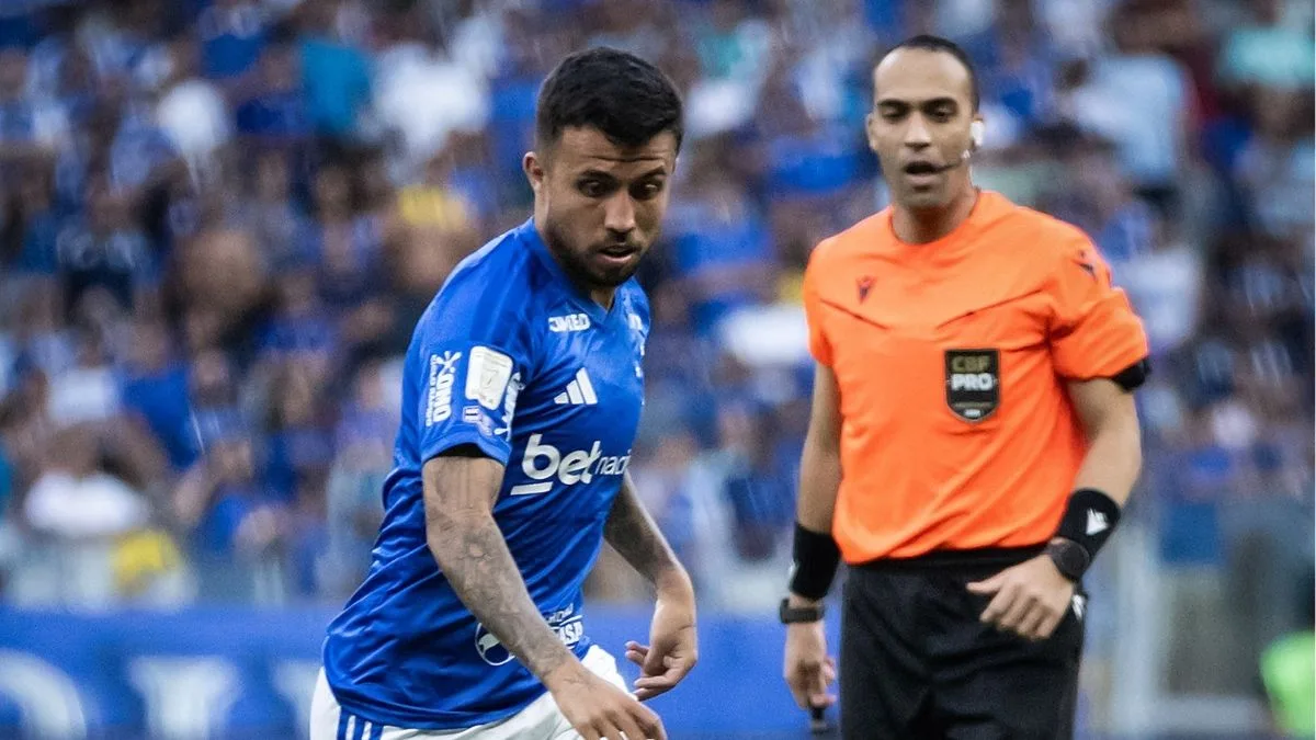 Arbitragem em jogo do Cruzeiro contra o Botafogo descumpriu regra, avalia especialista