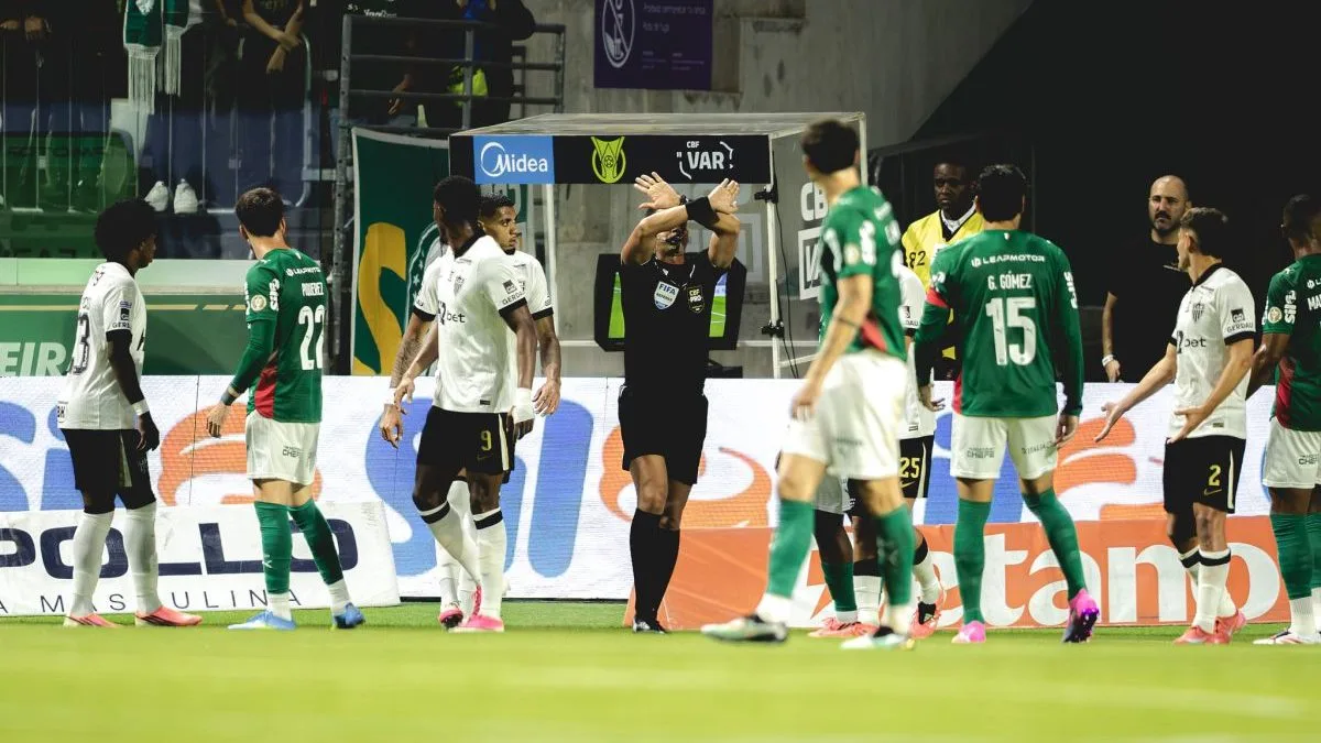 Árbitro anula pênalti para o Palmeiras contra o Atlético-MG após revisão do VAR na Série A